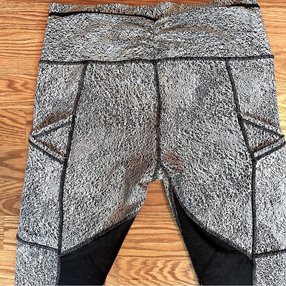Lululemon Reflective Speed Tight Leggings Size 10 Black/White Pixel Print - Picture 14 of 16